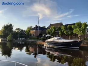 PUUR Eastermar - monumentaal, authentiek en luxe koetshuis aan open vaarwater met jacuzzi en sauna - Image 1