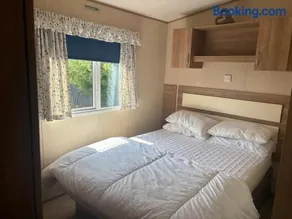 Caravan 222 - Image 2