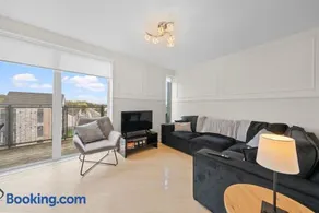 Modern 2 bedroom penthouse with free parking - Image 4