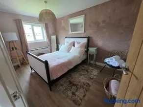 Olive & Ember - 1 Bed with private garden - Image 3