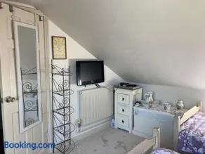 Cosy twin room with private bathroom - Image 2