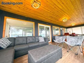 Charming Cottage on Lake Simcoe - Image 2