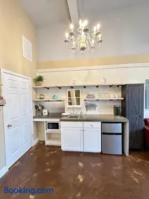 Haven at Hazel~Downtown Bungalow - Image 2