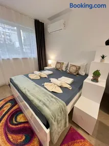 Santorini modern and cosy Apt near UNSS and NSA w WiFi - Image 1