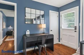 Chic Home with Huge Grassy Yard 7 mins to Arrowhead Stadium - Image 4