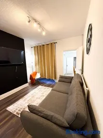 Spacious 3 Bed House, Contractors & Business, Parking, WiFi - Image 3