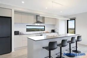 Warrnambool Ocean Breeze - Image 3