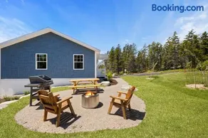 Apple Blossom Cottage - Cozy Romantic Escape - Image 4