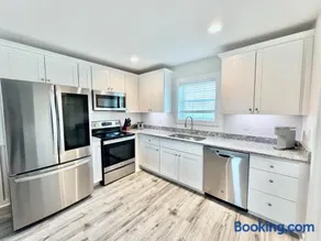 301 King Suite, 3rd Floor Barefoot - Image 3