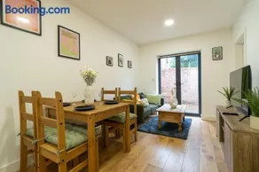 Cozy Urban 2BR with courtyard - Image 2