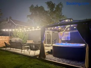 Vibing Hudson Retreat Pet-Friendly w Hot Tub - Image 1