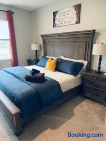 Modern, newer home, King bed, near Indianapolis - Image 5
