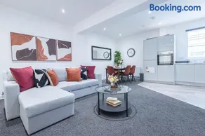 Cozy Riverside Apartment 5mins to train station - Image 2