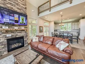 Slope Side Story: Ski-InSki-Out Luxury Home - Image 4