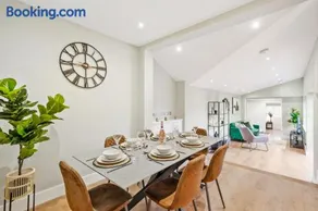 Charming Wimbledon 3-Bed Apt with Outdoor Area - Image 3