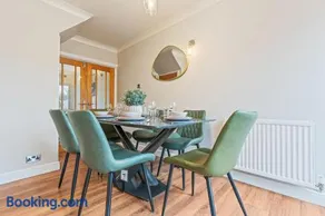 7 Mins to I54 - Albrighton Village Stay! 3 Double Beds 1 Single 2 WC - OFF M54 RAF Cosford Shifnal Telford Oxley Staffordshire -JLR Wolves Stafford I54 Business Park- 10 Mins to M6- 40 Mins to NEC Regular & Long Work Stays available - Samina- ARZ Stays - Image 2