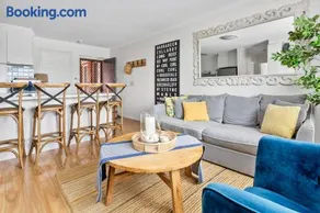 Beautiful 2 Bed Apt Walk 5mins Beach 3mins Village - Image 2