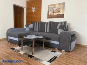 Exquisito apartamento vacacional apropiado para familias con barbacoa y jardín | Vistas al jardín - Image 2