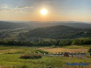 Roulotte de charme au cœur des vignes, vue panoramique sur la vallée de l'ain - Image 2