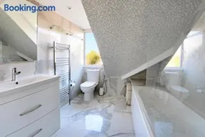 Charming loft sleeps up to 9 with spa option - Image 4