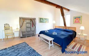 House With Courtyard & Parking Close To Stadtpark - Image 1