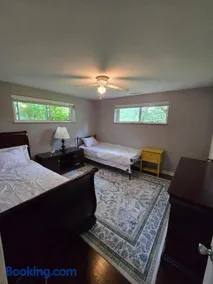 Spacious Family-Friendly Estate - Image 5