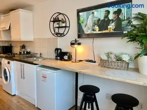 Studio Flat with Parking Off High St - Image 5