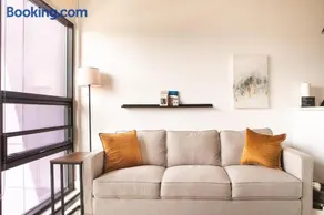 Modern Studio Apt with Rooftop, Gym, and Parking - Image 2