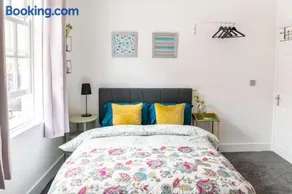 Stylish Coleshill Apt NEC BHX 3 miles Sleeps 6 - Image 4