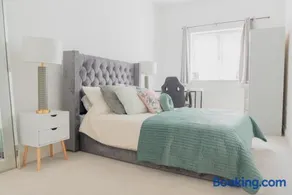 Portsmouth City Centre Modern Apartment - with Free Parking - Image 2