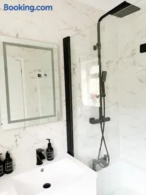Beautiful apartment in Beckton with Private Entrance and Garden - Image 1