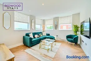 Brand New Premium Serviced Apartments, Free Parking, High-Speed WiFi By Redwood Stays - Image 3