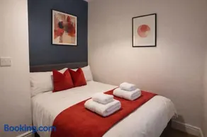 Haywra Apartment LT By Furnished Accommodation - Central Location - Rare FREE PARKING - Family Relocation - Business Stays - Image 4