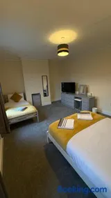 Spacious Home, Up to 10 Guests, Wi-Fi & Parking - Image 5