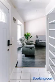 4-bedroom Burlington with AC & Wifi - Image 3