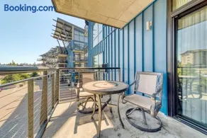 Downtown Condo Above Restaraunts- Free Parking - Image 3