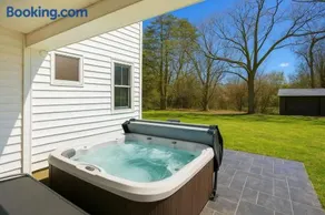 Modernized Historical Home in Downtown Medina with Hot Tub - Image 3