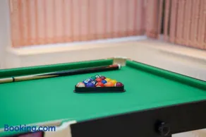 Family Fun Retreat with Pool Table near Cardiff Bay - Image 2