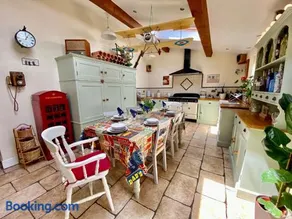 Beautiful Character 5 Bedroom Dorset Thatched Cottage - Great Location - Garden - Parking - Fast WiFi - Smart TV - Newly decorated - sleeps up to 10! Only 18 mins drive to Sandbanks Beach! Close to Bournemouth & Poole - Image 1