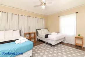10 Min to Downtown Close to Dining-Boxwood Beauty - Image 1