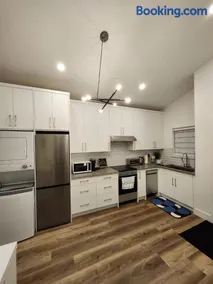 2BR Detached House - Free Parking -10 mins to YVR & Downtown - Image 2
