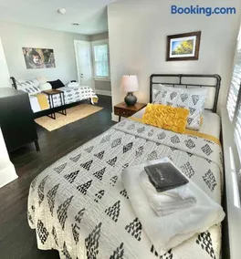 Walk Downtown & River Stylish Cozy Stay w Huge Porch - Image 4