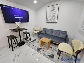 Comfy Tiny Home WP Large Private Deck Queen bed - Image 3