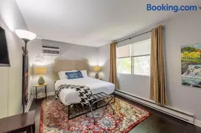Tree-Lined Serenity Condo in Forest Park, Near Train & Madison St - Image 4
