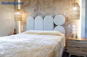 George V Luxury Apartments - Room 4 - Image 2