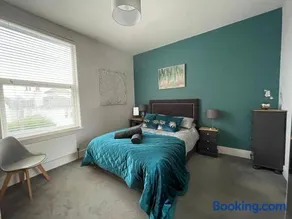 Between beach & shops - Private parking en-suite - Image 4