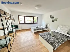 Neu renoviertes Businesshaus für Teams I 7 SZ I 11 Betten I 2 Bäder I Kostenlose Parkplätze - Image 2