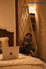 Cozy Theater Stay in DLF Phase 1 - Image 3