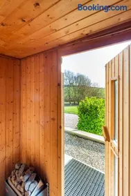 The Retreat, Sauna & Hot Tub, Charming & Cosy Gem - Image 4