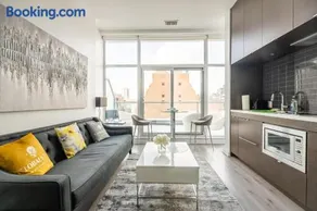 Gorgeous 1 Bedroom Apt with Balcony in Yorkville - Image 1